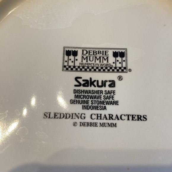 Vintage Debbie Mumm by Sakura set of 4 plates. Like new. Sledding Characters - Picture 6 of 6